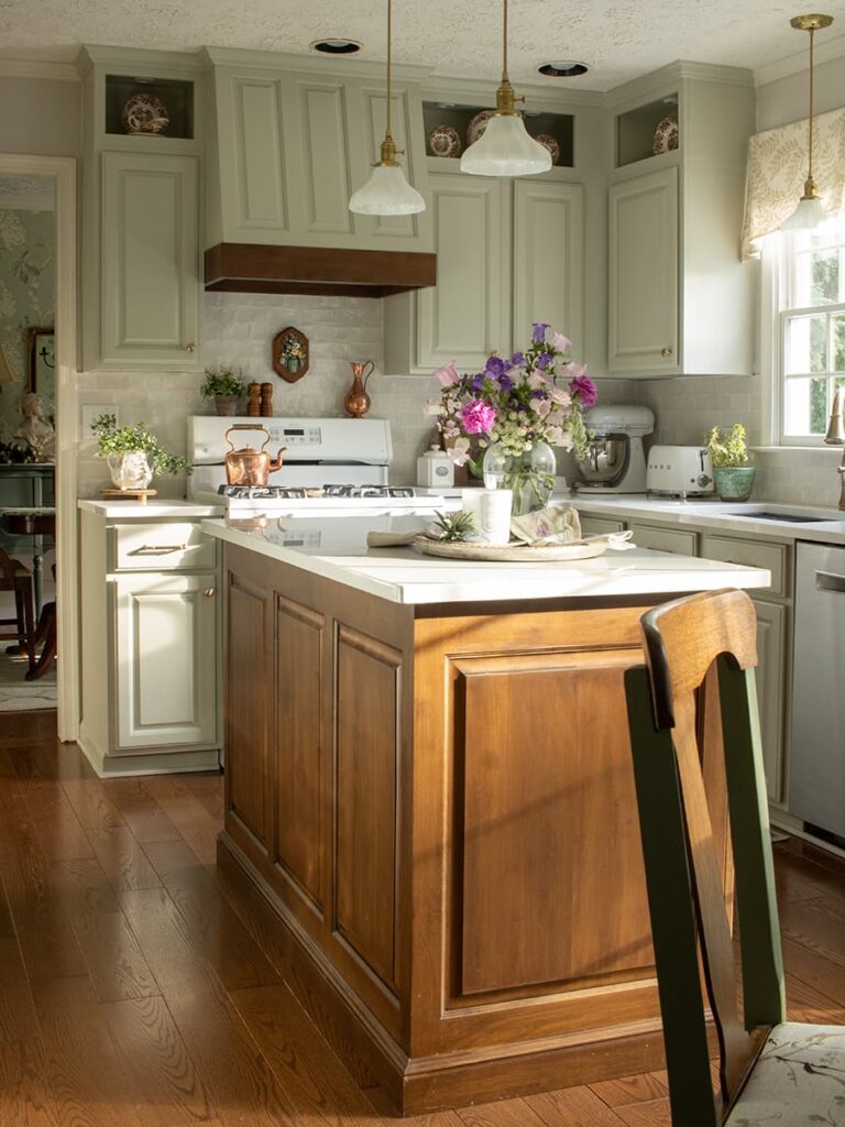 A kitchen featuring cabinets that have had hidden hinges installed